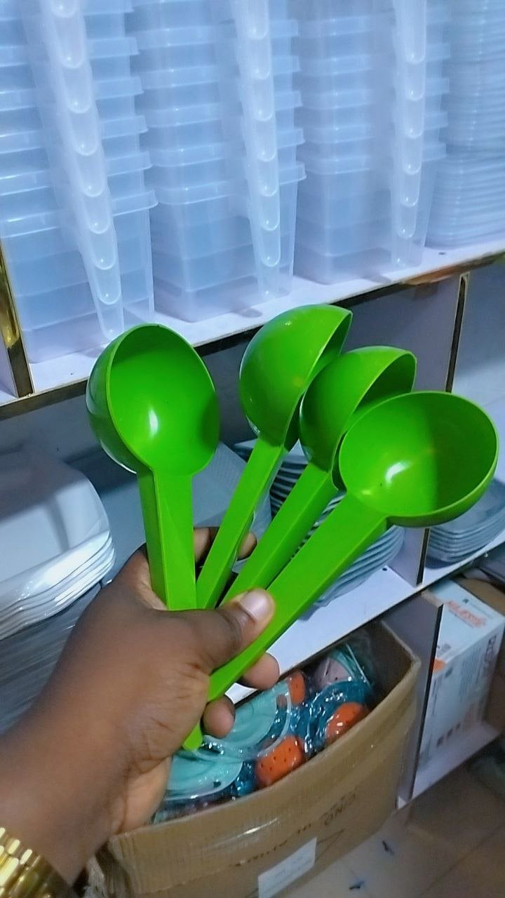 Scooping spoon
